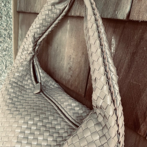 Elegant Cream Woven Shoulder Bag - Picture 2 of 7